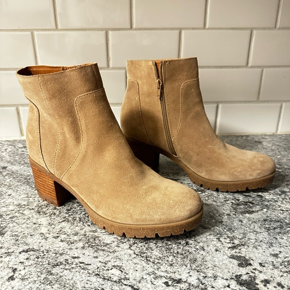 KORKS 10 Esmerelda lug Tan Suede chunky side zip 2.5”Heel cushioned insole boot